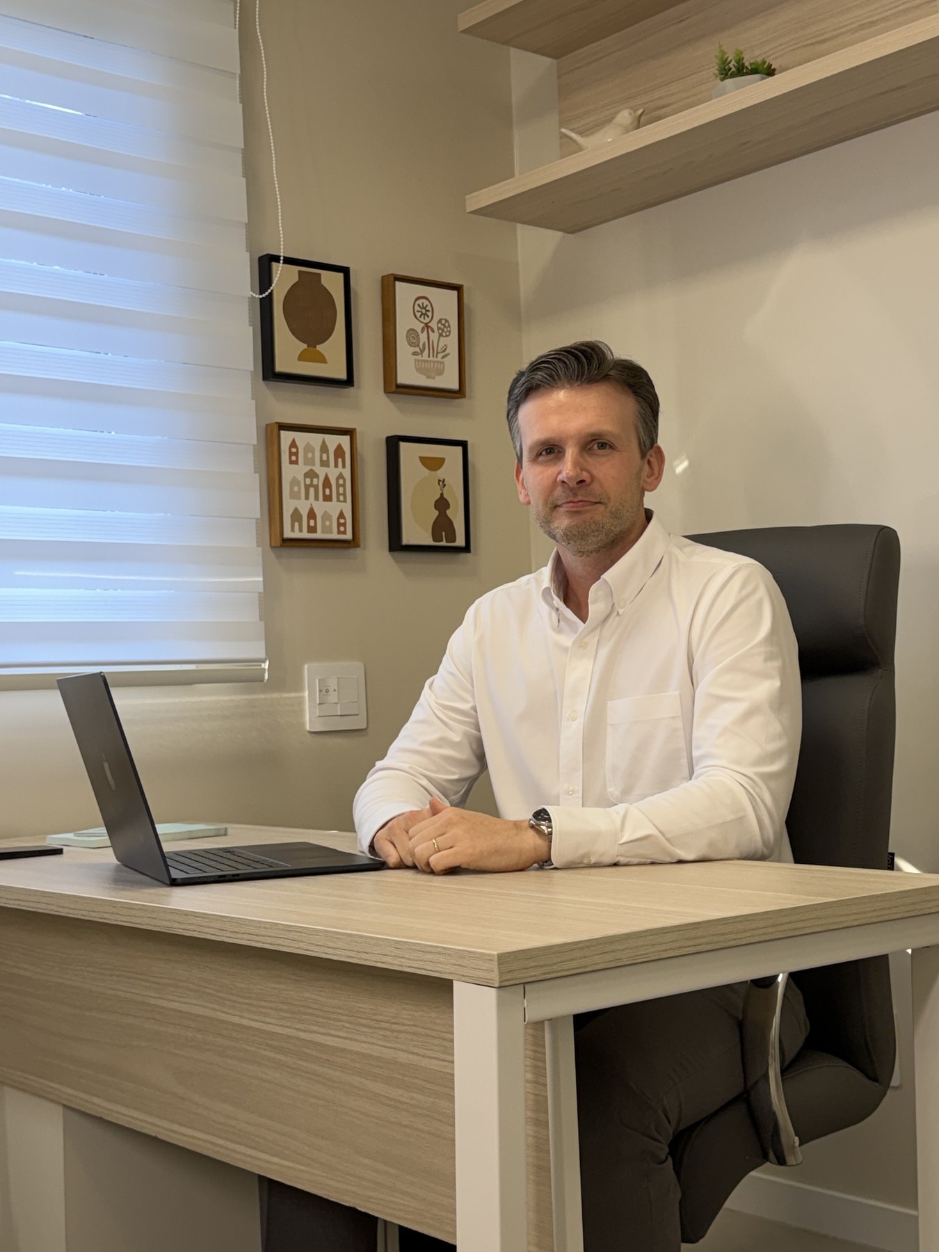 Dr. Felipe Krautler em seu consultório